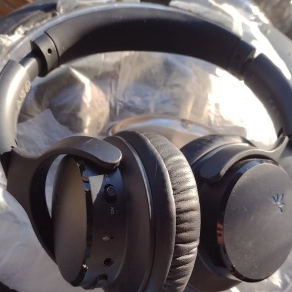 Aventree Wireless Black Over-Ear Headphones - Picture 1 of 2